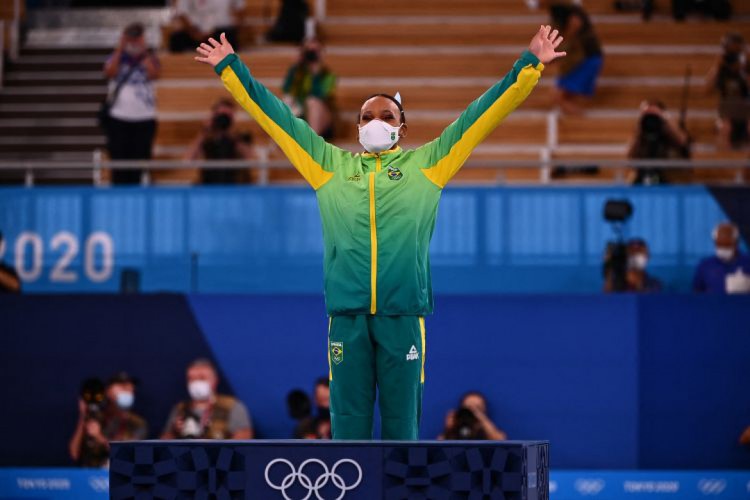 Rebeca Andrade é a maior campeã brasileira em Tóquio, somando duas medalhas: uma de ouro e outra de prata