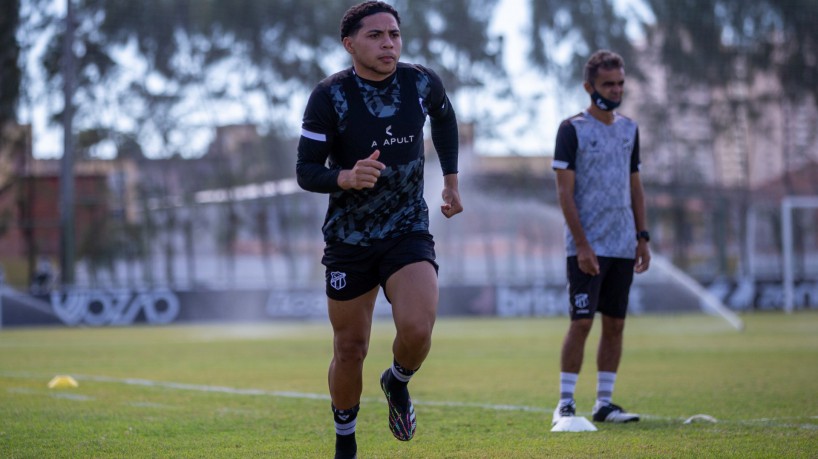 Atacante Vitor Jacaré em treino do Ceará no estádio Carlos de Alencar Pinto, em Porangabuçu