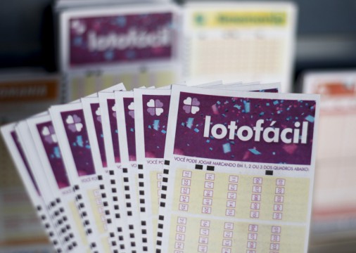 O resultado da Lotofácil Concurso 2301 foi divulgado na noite de hoje, sexta-feira, 6 de agosto (06/08). O prêmio da loteria está estimado em R$ 6 milhões 