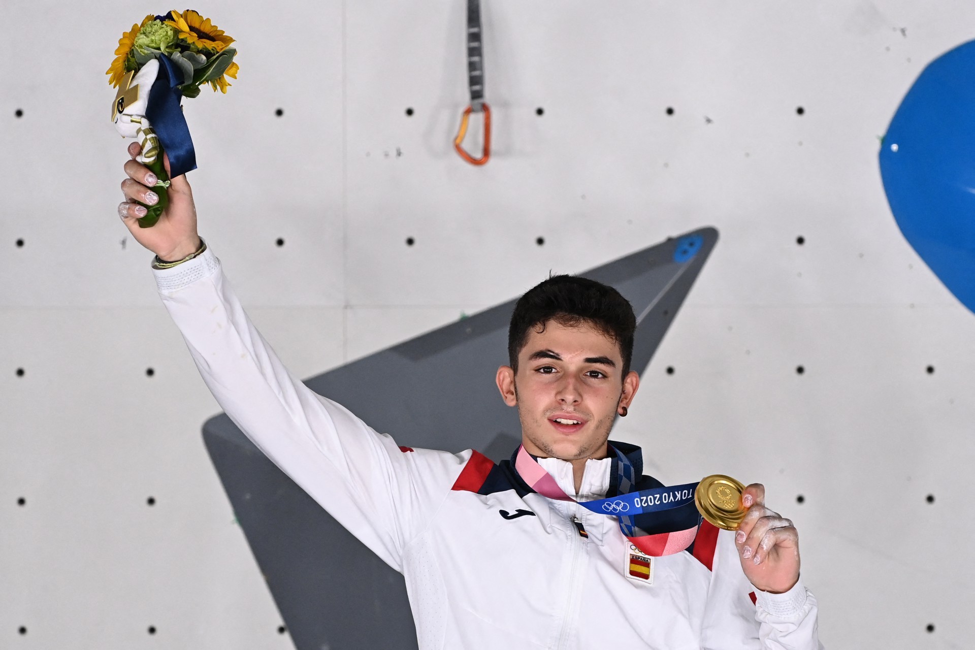 O jovem superou lendas da escalada e se tornou o primeiro campeão olímpico da escalada em Tóquio 