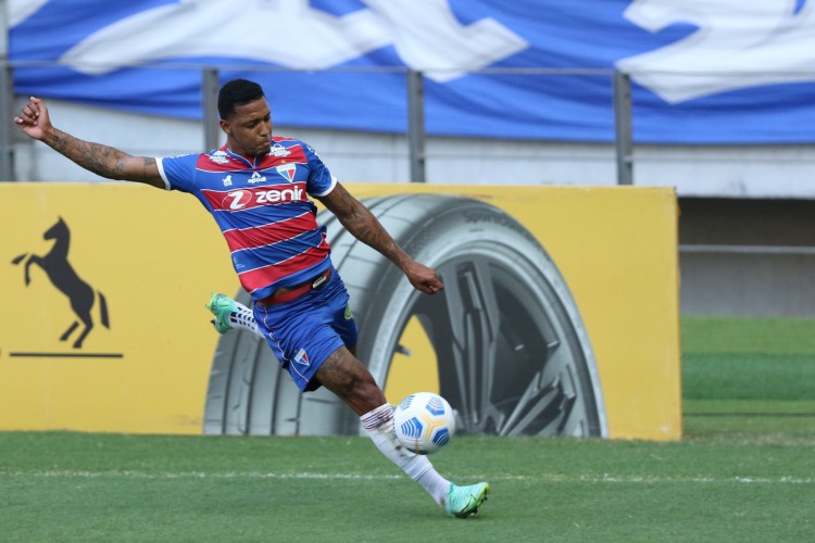 Atacante David com a bola no jogo Fortaleza x CRB, na Arena Castelão, pela Copa do Brasil