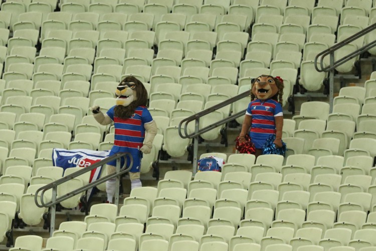 Mascotes do Fortaleza, Juba e Stella, na arquibancada da Arena Castelão no jogo Fortaleza x CRB, pela Copa do Brasil