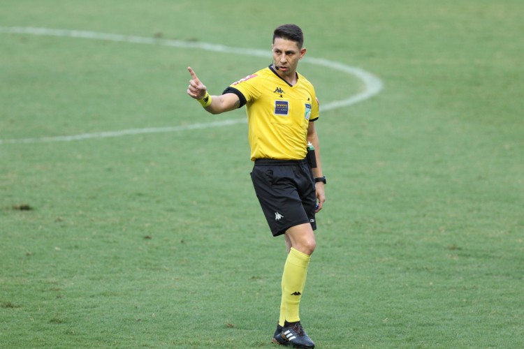 Árbitro Paulo Roberto Alves Júnior no jogo Fortaleza x CRB, na Arena Castelão, pela Copa do Brasil