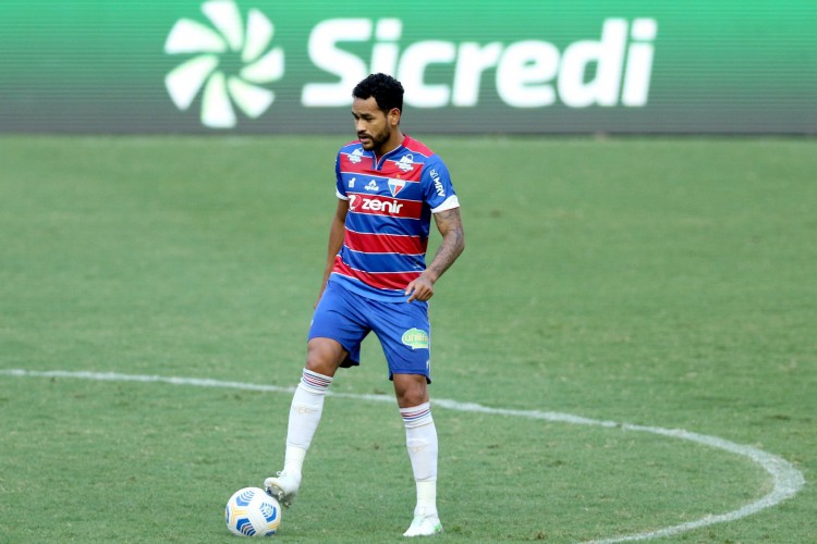 Zagueiro Jackson com a bola no jogo Fortaleza x CRB, na Arena Castelão, pela Copa do Brasil