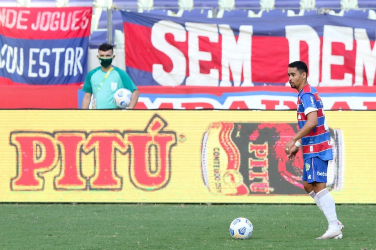 Ala Yago Pikachu com a bola no jogo Fortaleza x CRB, na Arena Castelão, pela Copa do Brasil