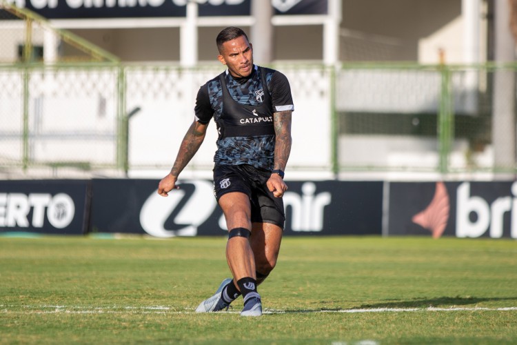 Atacante Jael em treino do Ceará no estádio Carlos de Alencar Pinto, em Porangabuçu