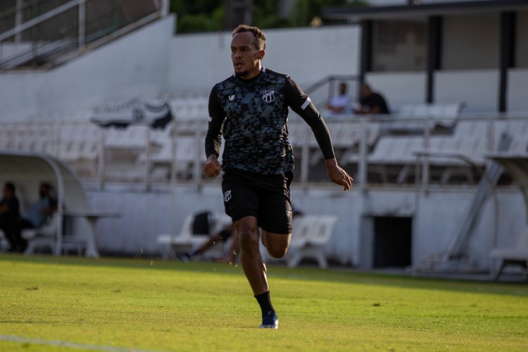 Lateral-esquerdo Bruno Pacheco em treino do Ceará no estádio Carlos de Alencar Pinto, em Porangabuçu