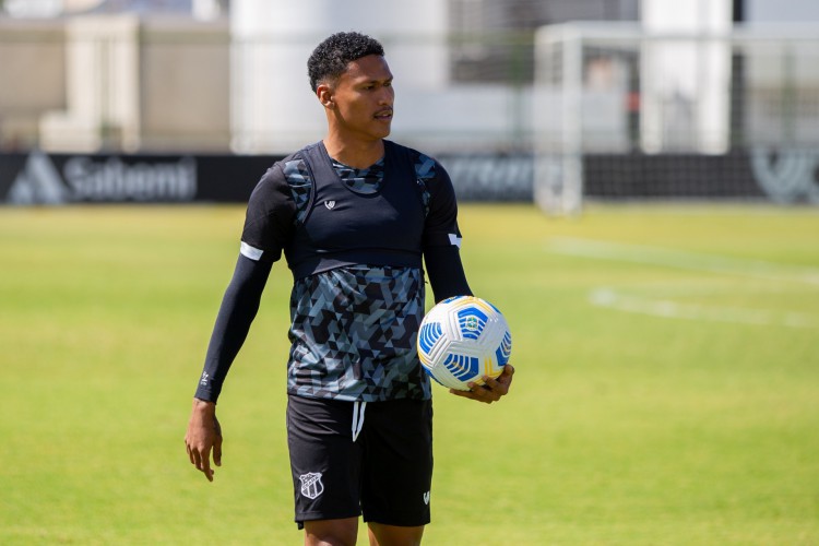 Atacante Rick em treino do Ceará no estádio Carlos de Alencar Pinto, em Porangabuçu