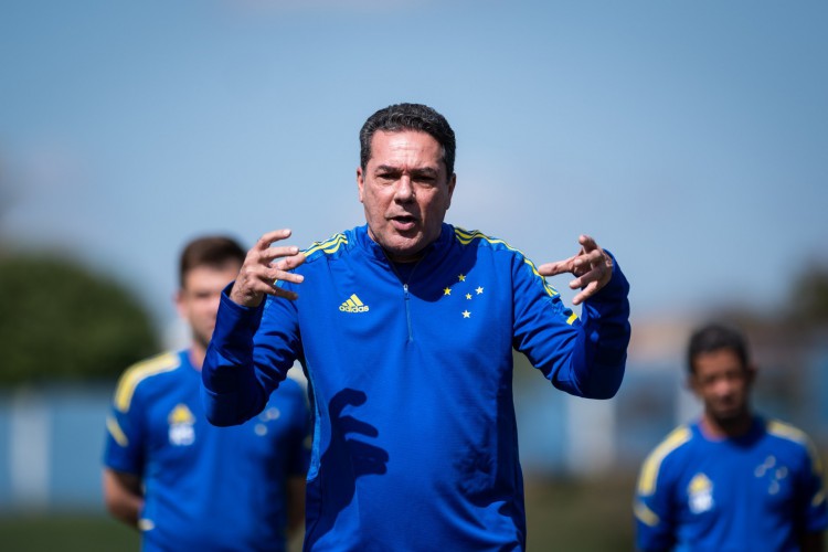 Técnico Vanderlei Luxemburgo esteve no Cruzeiro em 2021, seu último trabalho