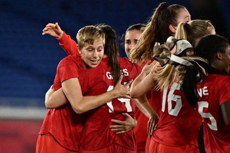 Quinn, ouro com a seleção feminina de futebol do Canadá nas Olimpíadas de Tóquio, foi a primeira atleta trans medalhista olímpica (Jeff PACHOUD / AFP)
