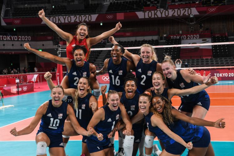 Seleção dos Estados Unidos comemora classificação para a final do vôlei feminino