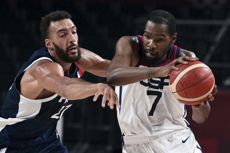 Kevin Wayne Durant e Rudy Gobert disputam bola no jogo Estados Unidos x França na final do basquete masculino das Olimpíadas de Tóquio 2020