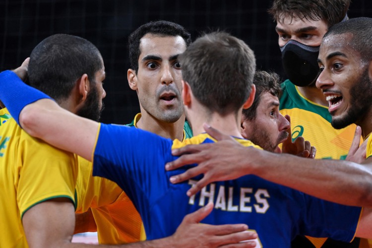 Jogadores do Brasil reagem após um ponto na partida de vôlei pela medalha de bronze masculina entre Argentina e Brasil durante os Jogos Olímpicos de Tóquio 2020