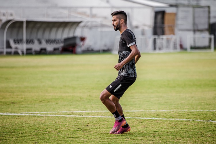 Meia Jorginho em treino do Ceará no estádio Carlos de Alencar Pinto, em Porangabuçu