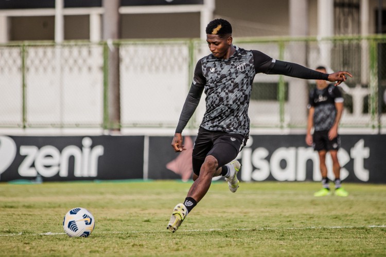 Atacante Yony González com a bola em treino do Ceará no estádio Carlos de Alencar Pinto, em Porangabuçu