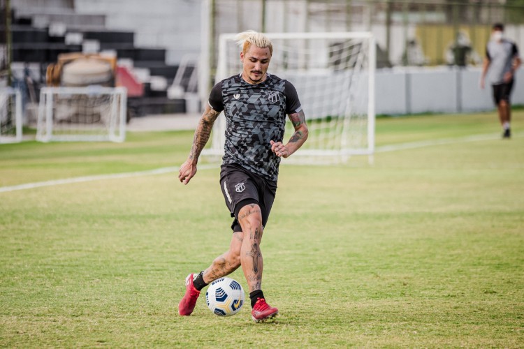 Meia Vina com a bola em treino do Ceará no estádio Carlos de Alencar Pinto, em Porangabuçu