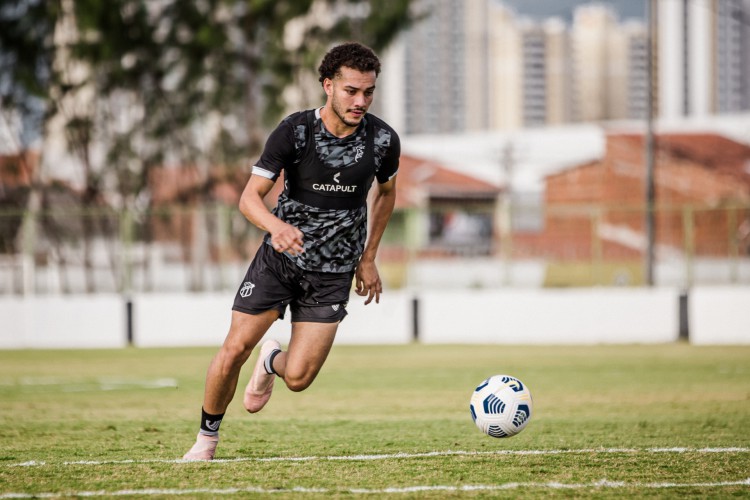 Volante Pedro Naressi com a bola em treino do Ceará no estádio Carlos de Alencar Pinto, em Porangabuçu