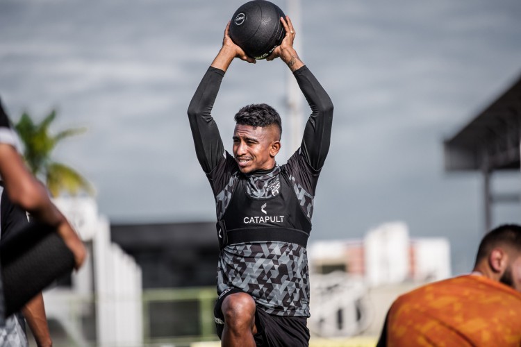 Lateral-direito Buiú em treino do Ceará no estádio Carlos de Alencar Pinto, em Porangabuçu