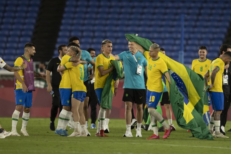 Jogadores da seleção brasileira masculina de futebol comemoram título olímpico na final contra a Espanha