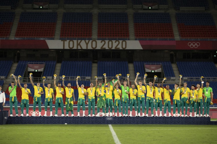 Seleção masculina de futebol subiu ao pódio com uniforme de marca concorrente ao patrocinador do Comitê Olímpico Brasileiro