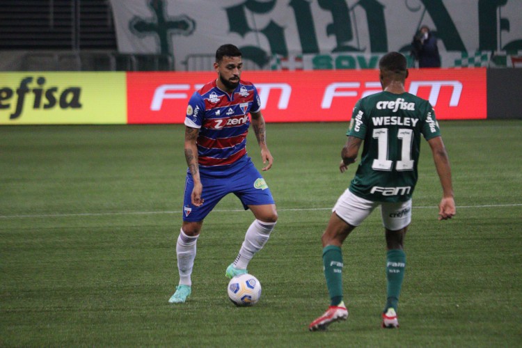 Felipe e Wesley disputam bola em partida entre Fortaleza e Palmeiras válida pelo Brasileirão. 