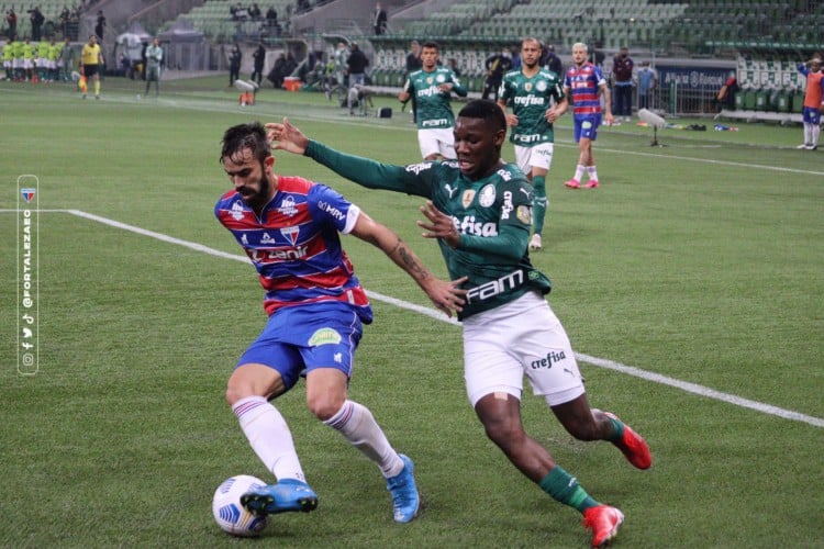 Matheus Vargas disputa bola em partida entre Fortaleza e Palmeiras válida pelo Brasileirão. 