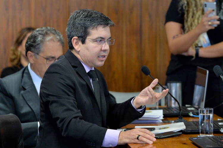 Senador Randolfe Rodrigues durante sessão da CPI da Covid