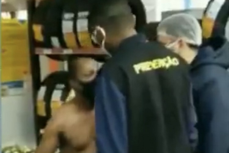 Luiz Carlos da Silva relatou que tirou a blusa de frio e a camiseta a pedido dos funcionários, mas achou melhor se despir das calças para deixar claro que não tinha levado nenhum item do atacadista