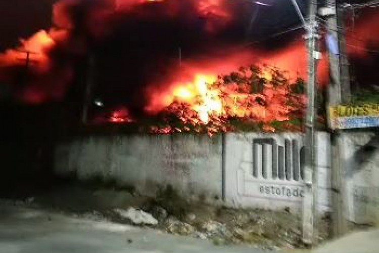 O incêndio aconteceu na noite desta segunda-feira, no bairro Jurema, em Caucaia