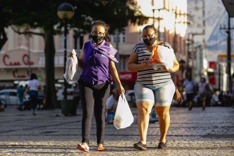 FORTALEZA, CE, BRASIL, 09-08.2021: Movimentação na Praça do Ferreira, pessoas andando de mascaras. em epoca de COVID-19. (Foto:Aurelio Alves/ Jornal O POVO)