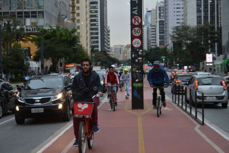 Ciclovia da Avenida Paulista facilita a mobilidade urbana na cidade de São Paulo.