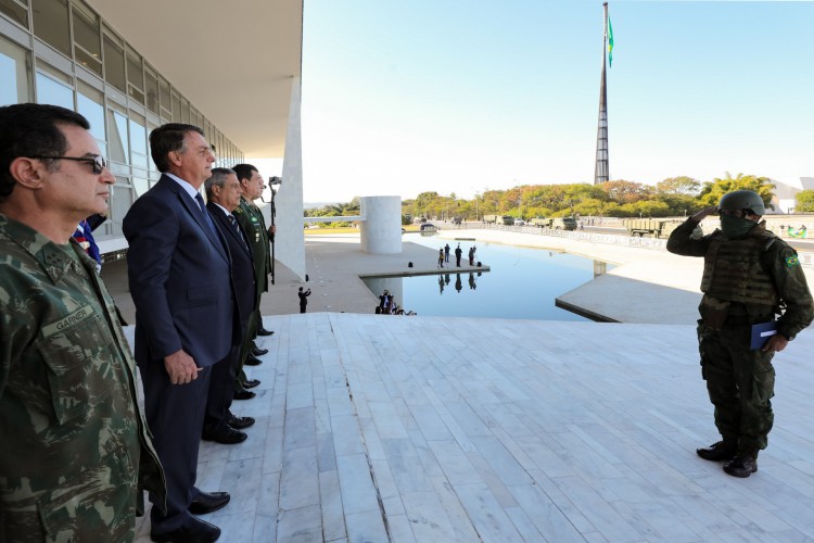 (Brasília - DF, 10/08/2021) Presidente da República, Jair Bolsonaro recebe convite da Demonstração Operativa a ser realizado por ocasião da Operação Formosa 2021, no momento que o comboio com veículos blindados e armamentos passa pela Esplanada dos Ministérios.
Foto: Marcos Corrêa/PR