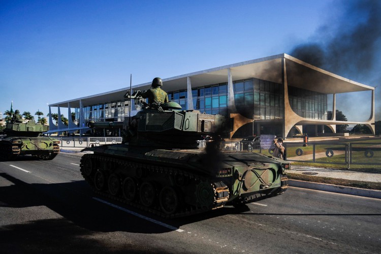 COMBOIO de blindados desfilou pela Praça dos Três Poderes, em Brasília. Fumaça preta de tanque expôs precariedade