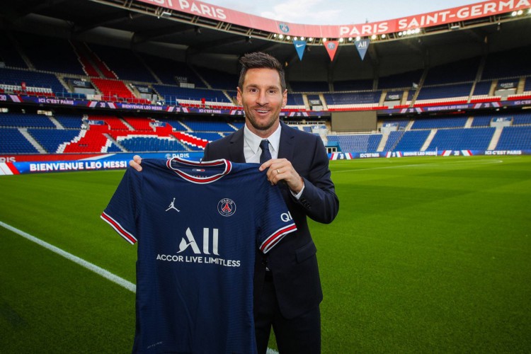 Lionel Messi sendo apresentado oficialmente pelo Paris Saint-Germain.