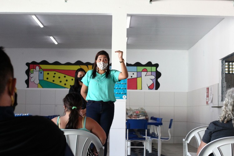 Antes do retorno presencial, escolas receberam famílias para explicar protocolos. Na foto, reunião na escola municipal Edilson Brasil Soares