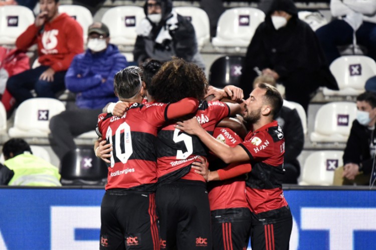 Jogadores do Flamengo comemoram o primeiro gol contra o Olimpia, marcado por Arrascaeta, no jogo de ida das quartas de final da Copa Libertadores da América 2021 
