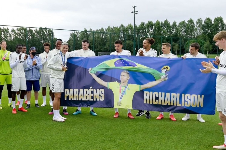 Companheiros de Richarlison no Everton homenageando o brasileiro após ouro olímpico