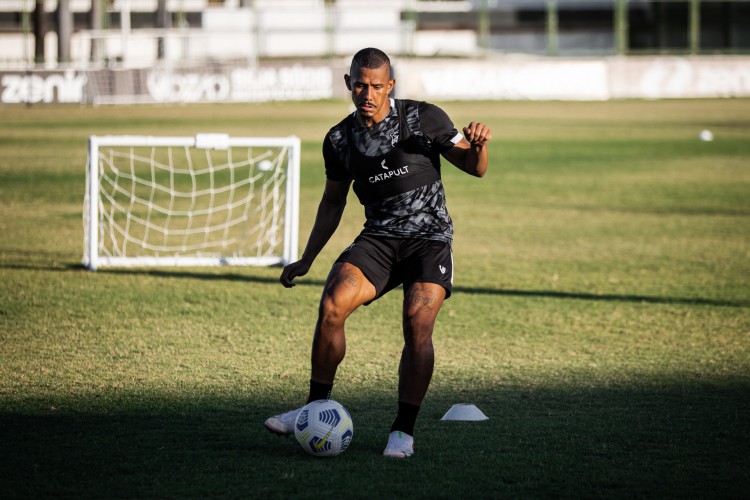 Volante Fernando Sobral com a bola em treino do Ceará no estádio Carlos de Alencar Pinto, em Porangabuçu