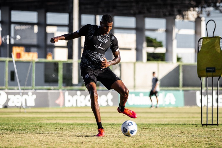 Atacante Cléber com a bola em treino do Ceará no estádio Carlos de Alencar Pinto, em Porangabuçu