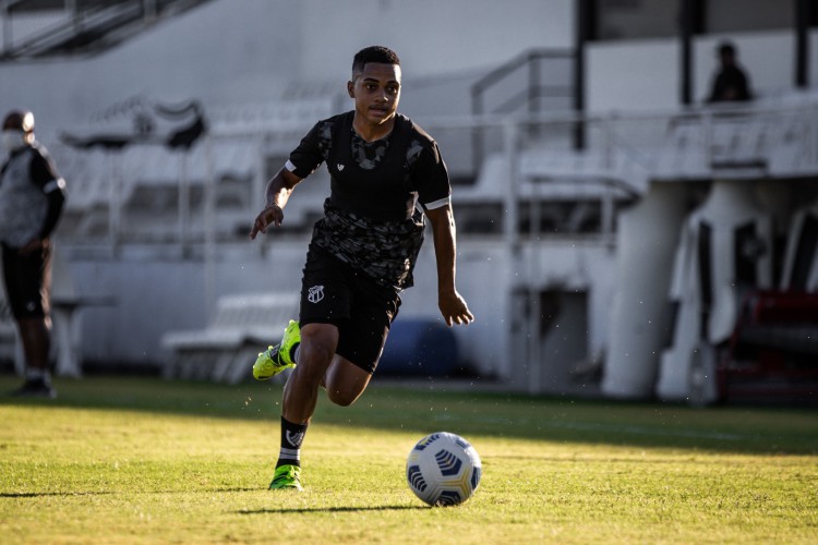 Atacante João Victor com a bola em treino do Ceará no estádio Carlos de Alencar Pinto, em Porangabuçu 