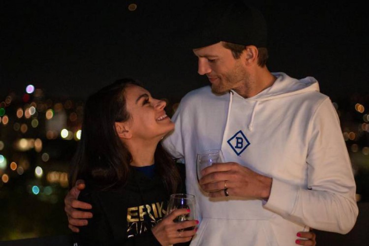 A atriz Mila Kunis, nascida na Ucrânia, e seu marido Ashton Kutcher arrecadaram verbas para apoiar refugiados ucranianos