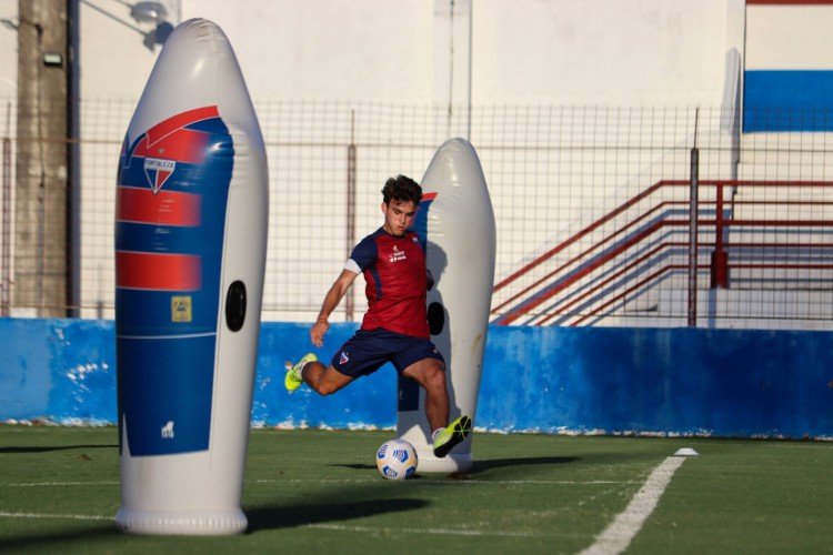 Atacante Valentín Depietri com a bola em treino do Fortaleza no Centro de Excelência Alcides Santos, no Pici