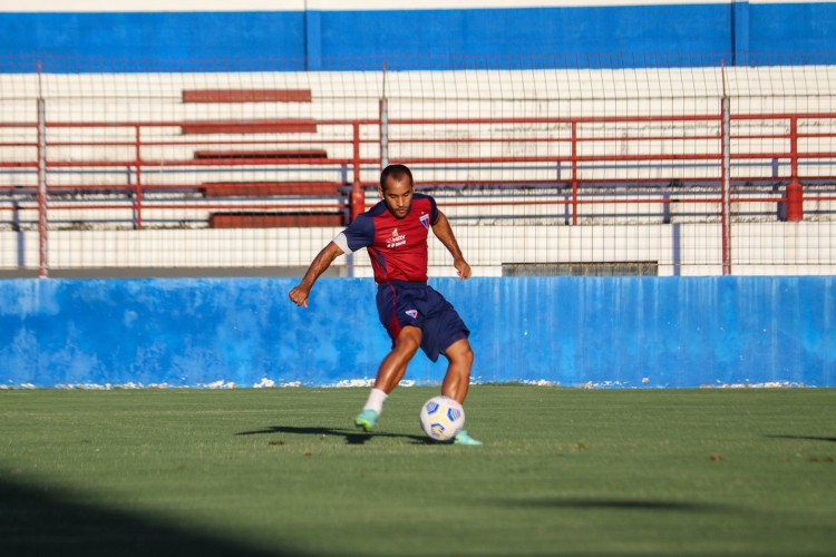 Atacante Edinho com a bola em treino do Fortaleza no Centro de Excelência Alcides Santos, no Pici