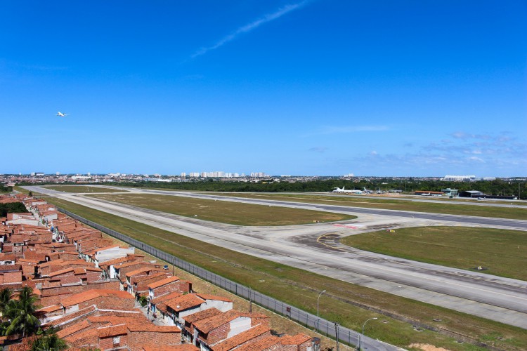 A pista do Aeroporto de Fortaleza teve estrutura ampliada em 210 metros, passando de 2.545 metros para 2.755 metros.