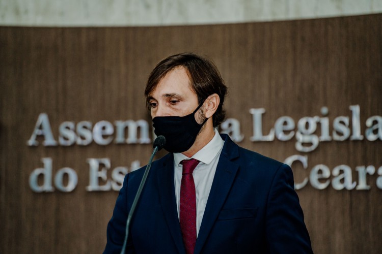 FORTALEZA-CE, BRASIL, 12-08-2021: Sessão da assembléia foi marcada pela posse do deputado Guilherme Sampaio e pela abertura de CPI pelo presidente Evandro Leitão para apurar indícios de financiamento do último motim da policia militar do Ceará.  (Foto: Júlio Caesar / O Povo)