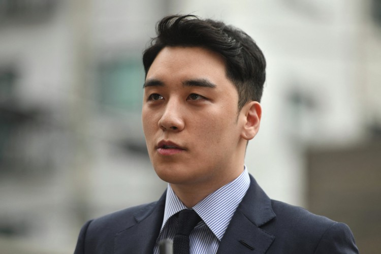 O artista de k-pop Seungri foi condenado a três anos de prisão