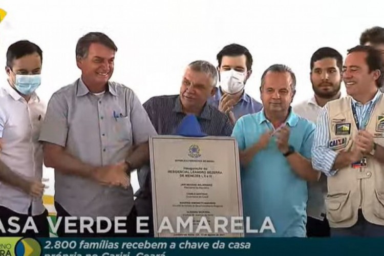 Bolsonaro ao lado de deputados e autoridades cearenses em Juazeiro do Norte, nesta sexta-feira, 13 de agosto de 2021