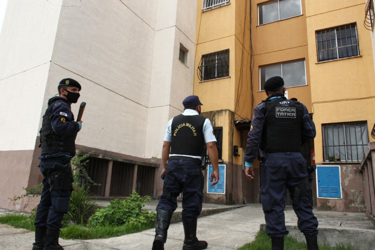 Atuação conjunta é comum entre as forças de segurança do Ceará. Na foto: agentes fazem operação em condomínios de Caucaia