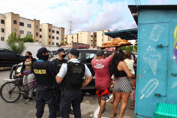 Operação da Polícia Militar e Civil em residencial em Caucaia na busca de materiais ilícitos 