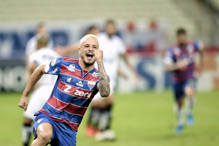 Lucas Crispim comemora o gol que abriu o placar para o Fortaleza contra o Santos